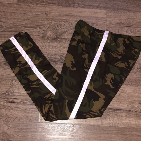 NEW!  Comfy & On Trend Side Stripe Camo Leggings - Picture 5 of 8